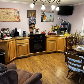 Buona Sera Inn - another view of the entry room. - Hotels Near Me - Grants Pass, Oregon
