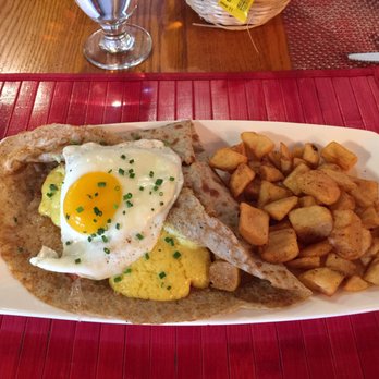 L'Escale - a plate of food on a red place mat - Creperies Near Me - Ville de Québec, Quebec L'Escale - a plate of food on a red place mat - Creperies Near Me - Ville de Québec, Quebec