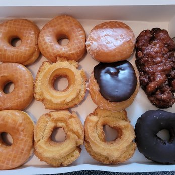 Daily Donuts - Glazed, old fashioned, apple fritter, devil's food chocolate frosted, vanilla cream filled, and cream filled with chocolate frosting. - Bubble Tea Near Me - Orange Park, Florida