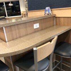 Culver's - Counter seating with recharge stations