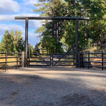 Yancey Fabrication - Automated Ranch Entryway Gate with Steel Fencing - Metal Fabricators Near Me - Prineville, Oregon Yancey Fabrication - Automated Ranch Entryway Gate with Steel Fencing - Metal Fabricators Near Me - Prineville, Oregon