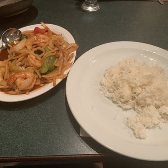Les Délices de Thailande - Shrimp, onion and pineapple stir fry with rice - Thai Near Me - Levis, Quebec Les Délices de Thailande - Shrimp, onion and pineapple stir fry with rice - Thai Near Me - Levis, Quebec