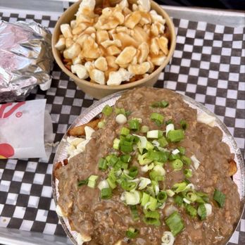 Chez Hugo Burger Shop - Peppercorn pouts large and regular size poutine - Burgers Near Me - Saint-Jerome, Quebec