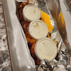 Pizza World - Hot wings w ranch on top of the wings