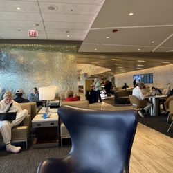 United Club F Concourse, Terminal 2 - Inside the lounge