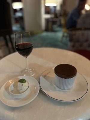 Lounge on Pearl by null