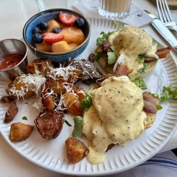 Magnolia House - Eggs Benedict with bacon - Cocktail Bars Near Me - Pasadena, California