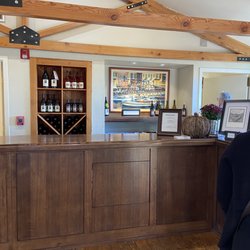 Holly's Hill Vineyards & Brewery - Tasting room
