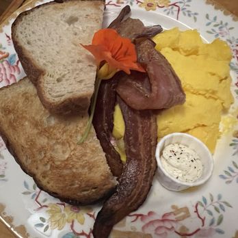Albergo Allegria - Breakfast with eggs and bacon - Hotels Near Me - Windham, New York