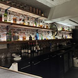 The Five Fishermen Restaurant - Nice looking bar welcomes you in!