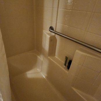 La Serena Inn - Tub/Shower - Hotels Near Me - Morro Bay, California