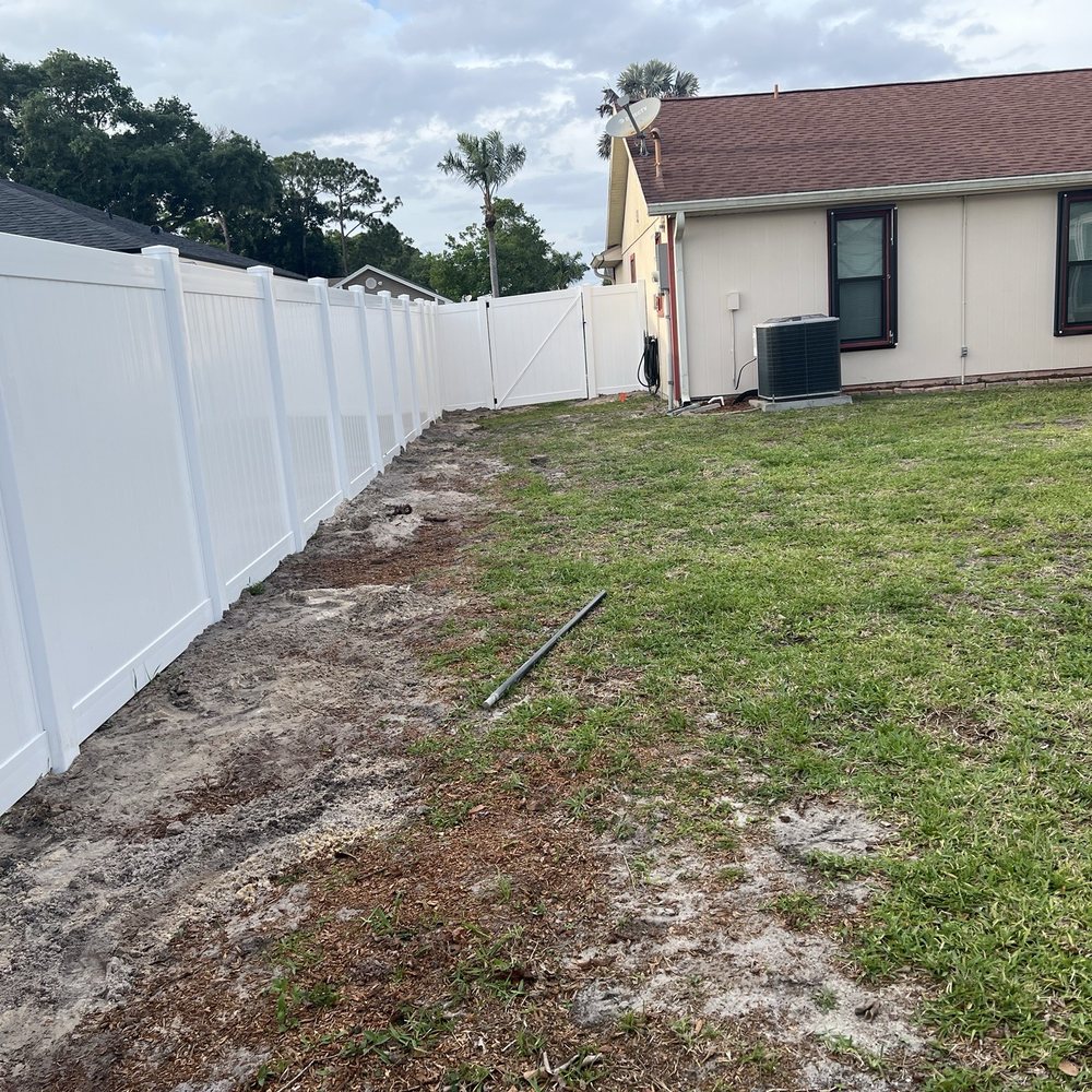 Carries Fence - 6' White vinyl privacy fence hiding my eyesore yard from neighbors. - Fences & Gates Near Me - Palm Bay, Florida