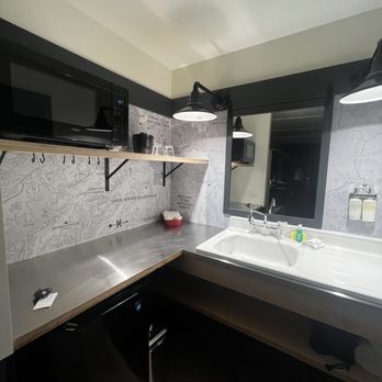 Mountain Modern - I do like how this is all together with lots of counter space. - Hotels Near Me - Jackson, Wyoming Mountain Modern - I do like how this is all together with lots of counter space. - Hotels Near Me - Jackson, Wyoming