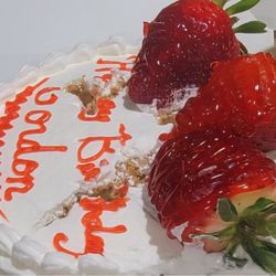 Panaderia Genesis 2000 - Cake ruined, cakes will slide with a thin gel glaze filling. This is what you'll risk coming here, out a cake & the money!
