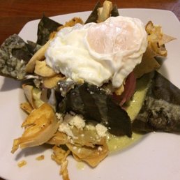 Chilaquiles verdes con pollo y huevo frito! Green sauce chilaquiles, with chicken and a fried egg!!
