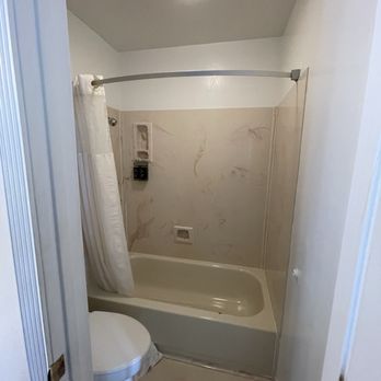 Lovers Point Inn - Small bathroom - Hotels Near Me - Pacific Grove, California Lovers Point Inn - Small bathroom - Hotels Near Me - Pacific Grove, California