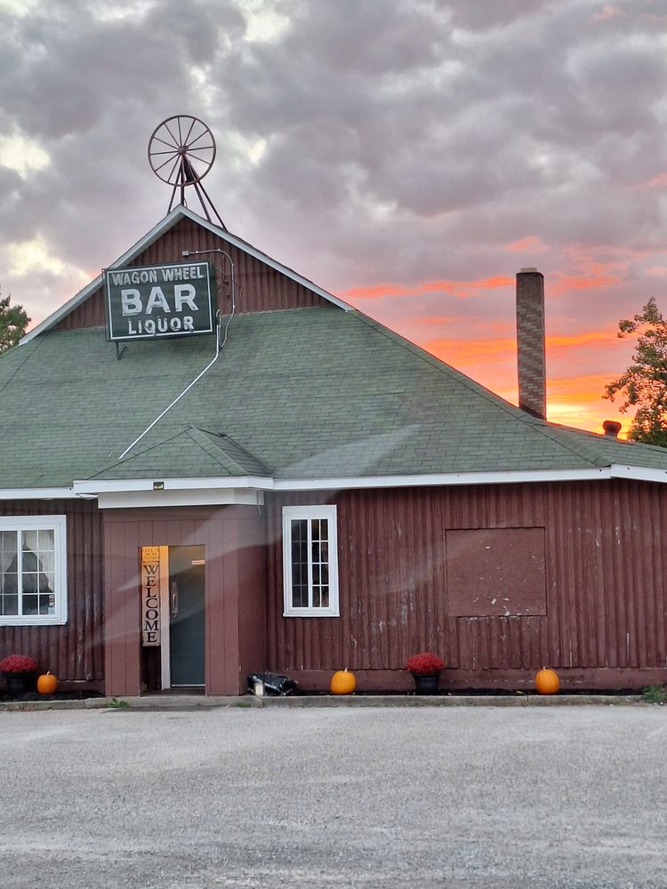 Wagon Wheel Bar And Grill Logo