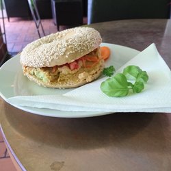 Salomon Bagels - Bagel mit Hummus.