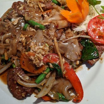 The Elephant - Geneva - Pretty plating of the drunken noodles with beef - Thai Near Me - Geneva, New York The Elephant - Geneva - Pretty plating of the drunken noodles with beef - Thai Near Me - Geneva, New York