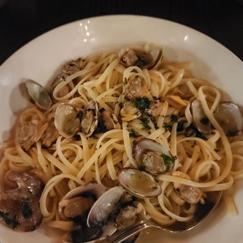 Il Pizzaiolo - Linguine Vongole - Italian Near Me - Warrendale, Pennsylvania Il Pizzaiolo - Linguine Vongole - Italian Near Me - Warrendale, Pennsylvania