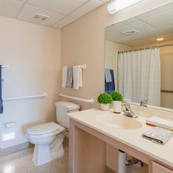 The Commons on Marice - Studio Apartment Bathroom