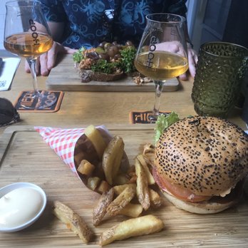 Brouwerij Hoop - Pulled chicken in the back burger in front - Brewpubs Near Me - Zaandijk, New Hampshire