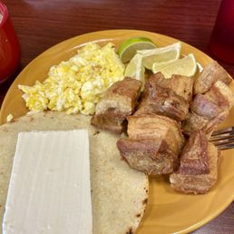 Huevos revueltos con chicharrón