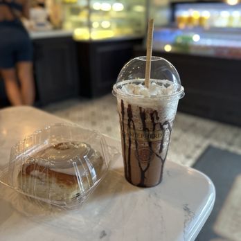 Shepherd Artisan Coffee - Cinnamon roll and the Shepherd Frappe in chocolate - Cafes Near Me - Miami Beach, Florida