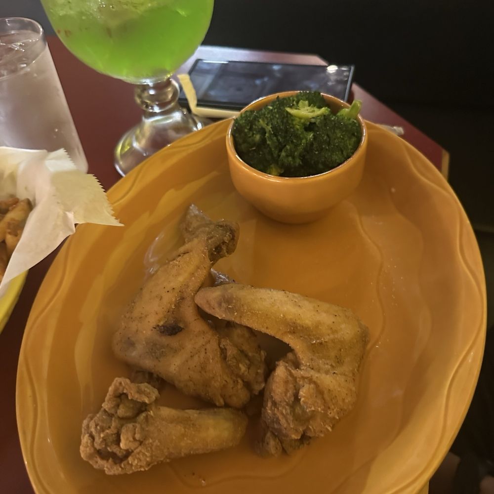 Rennee's Restaurant and Lounge - Fried Chicken Wing Dinner - American Near Me - Suffolk, Virginia
