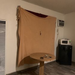 Lucky Motel - The "curtains"