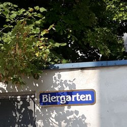 Athos - Eingang Biergarten vom Parkplatz aus