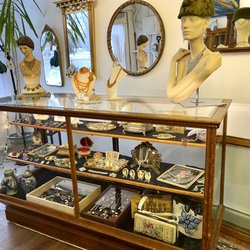 Elle Michelle Shop - Vintage jewelry, fabulous mirrors and other vintage finds.