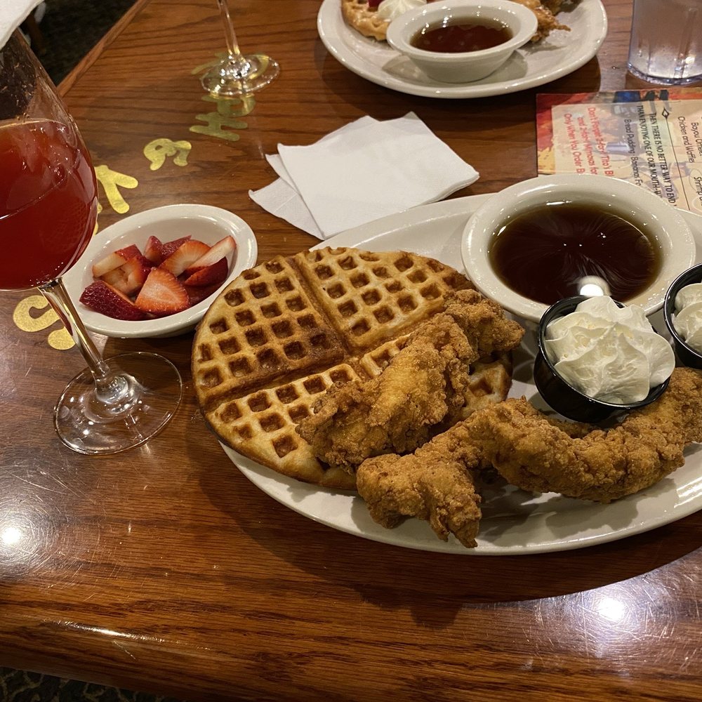 Chicken and waffles strawberry mimosa Chicken and waffles strawberry mimosa