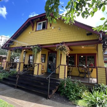 Terminal Gravity Brewery & Pub - Front porch of bar and pub - Brewpubs Near Me - Enterprise, Oregon