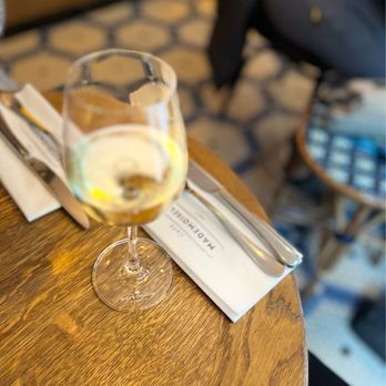 Café Mademoiselle - Moët Chandon Champagne - Bistros Near Me - Paris, 75 Café Mademoiselle - Moët Chandon Champagne - Bistros Near Me - Paris, 75