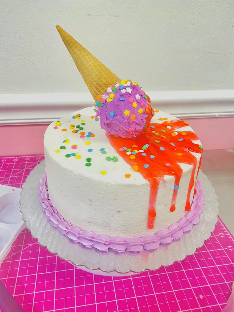 Lalys Cakery Logo