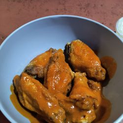 Uncle Jacks Pizzeria & Pub - Hot Wings - loved the sauce!