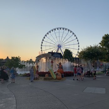 The Island - Ferris wheel and fountain - Amusement Parks Near Me - Pigeon Forge, Tennessee The Island - Ferris wheel and fountain - Amusement Parks Near Me - Pigeon Forge, Tennessee