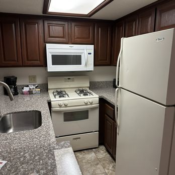 Lagonita Lodge - Kitchen - Hotels Near Me - Big Bear Lake, California