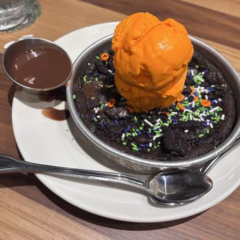BJ's Restaurant & Brewhouse - Spooky Pizookie - Breweries Near Me - Phoenix, Arizona
