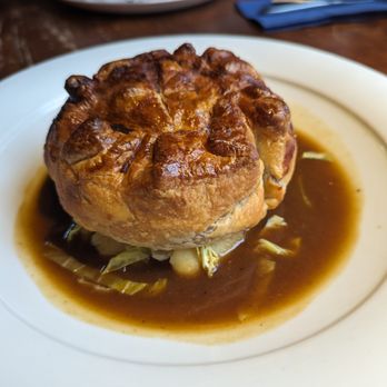 Old Ship - West Country beef shin, Young's ale pie buttery mash, January king cabbage, gravy - Pubs Near Me - Richmond, XGL