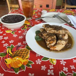 Jerk chicken, black beans & ice tea