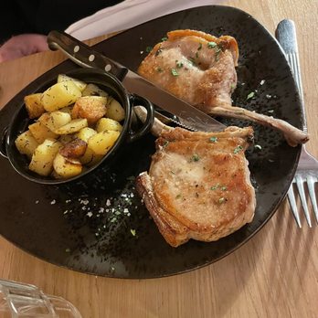Heiliggeist - Tomahawk vom Duroc-Schwein 27,50 Thymiankartoffel & Chilibutter - German Near Me - Mainz, RP Heiliggeist - Tomahawk vom Duroc-Schwein 27,50 Thymiankartoffel & Chilibutter - German Near Me - Mainz, RP