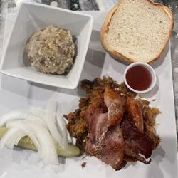 Poppy's Pit & Grill - Poppi's Pig with mashed potatoes