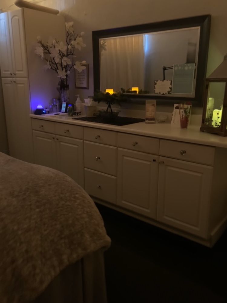 Debi Cross - Hairs Inn Logo