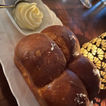 Alobar Yorkville - Bread - Bars Near Me - Toronto, Ontario