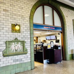 Pennsylvania Station - The only food vendor inside the train station