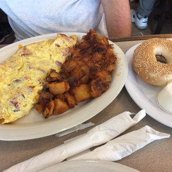 Roasters 'N Toasters - Pinecrest - Omelet with house potatoes and a bagel - Bagels Near Me - Miami, Florida
