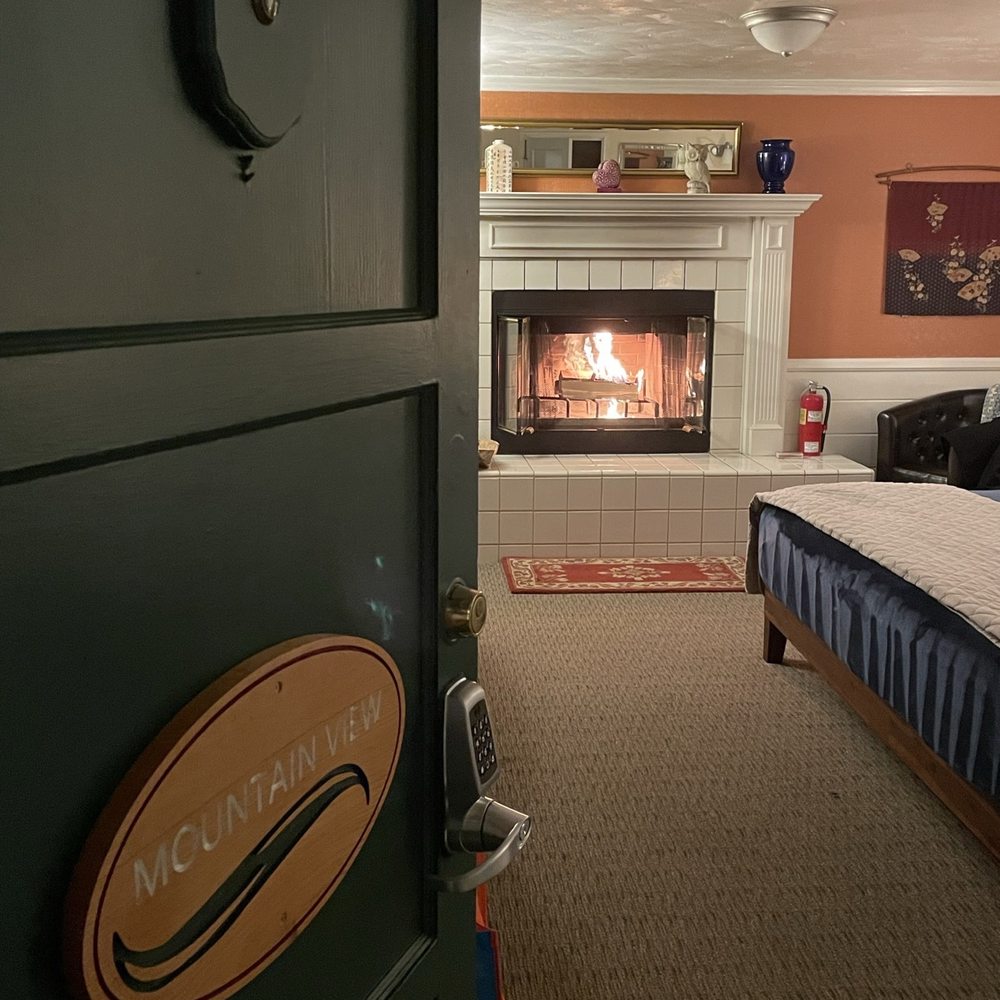 Mountain View room. Tiny but so adorable.