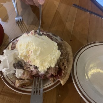 Julian Cafe - Apple berry pie with vanilla ice cream - Bakeries Near Me - Julian, California